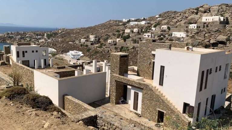 Μύκονος: Στο &quot;σφυρί&quot; τα οικόπεδα-φιλέτα της οικογένειας Πατρώνη και πολυτελείς βίλες