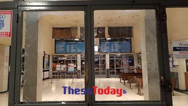 Λάρισα: Κουκουλοφόροι έσπασαν τη τζαμαρία του ΟΣΕ [εικόνες, βίντεο]