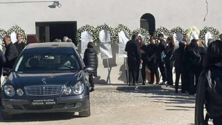 Λάρισα: Θρήνος στο τελευταίο αντίο για την 49χρονη που σκοτώθηκε στον φούρνο - Πιάστηκε το φουλάρι στο μηχάνημα