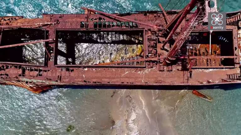 Το "κόκκινο πλοίο" στο Γύθειο, ένα ναυάγιο που κόβει την ανάσα [εικόνες και βίντεο]