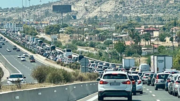 Καραμπόλα στην εθνική οδό: Κυκλοφοριακά προβλήματα και ουρές χιλιομέτρων στην Αθηνών-Κορίνθου [βίντεο]