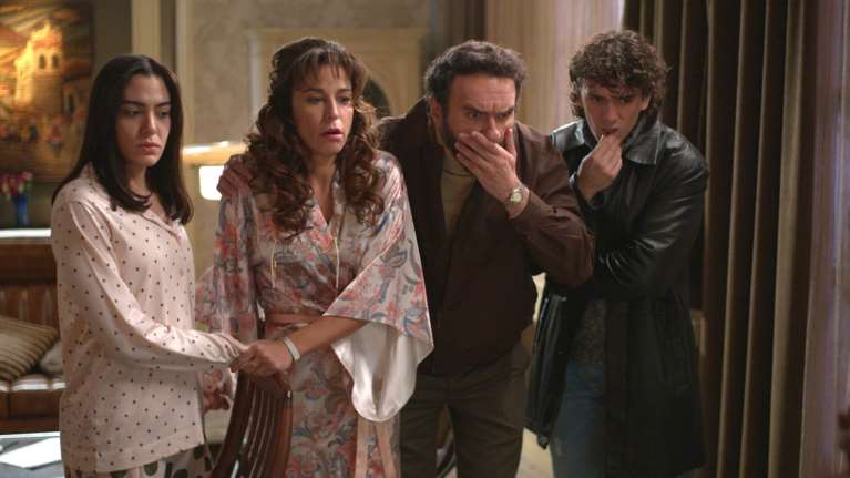 Τα καλύτερά μας χρόνια: Χαμός στο Twitter με το ΠΑΣΟΚ και τον θάνατο της Φρειδερίκης - &quot;Είναι το νέο Simpsons;&quot;