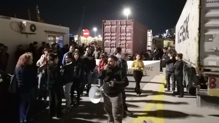 Πειραιάς: Οι λιμενεργάτες εμπόδισαν πλοίο να φορτώσει κοντέινερ με πολεμοφόδια για το Ισραήλ [βίντεο - εικόνες]