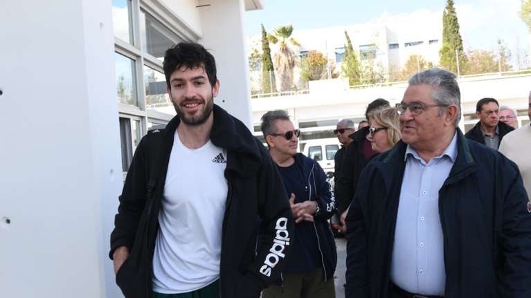 Ο Κουτσούμπας με τον Τεντόγλου στο ΟΑΚΑ - Υποψήφιος με το ΚΚΕ ο προπονητής του [εικόνες - βίντεο]