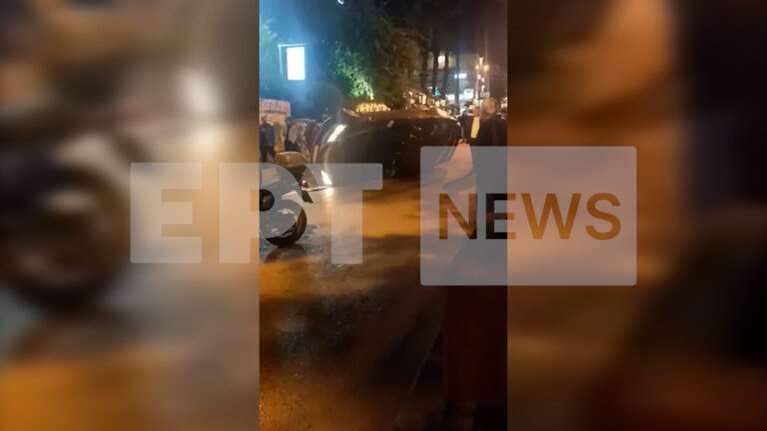 Κλειστή η λεωφόρος Γαλατσίου - Αυτοκίνητο προσέκρουσε σε παρκαρισμένο όχημα και ανατράπηκε