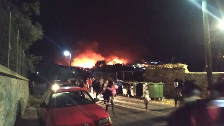 Φωτιά στη Μόρια: Σε κατάσταση έκτακτης ανάγκης το νησί - Σπεύδουν τρεις διμοιρίες των ΜΑΤ