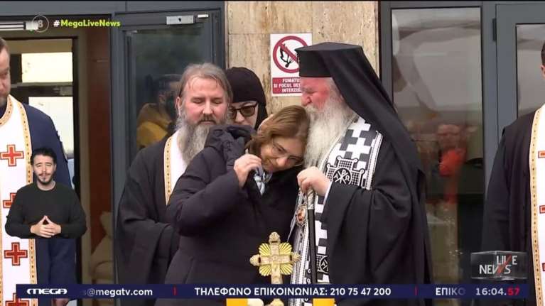 Εκλαψε μέχρι και ο Μητροπολίτης που έκανε το τρισάγιο στους νεκρούς οπαδούς του ΠΑΟΚ στην Τιμισοάρα [βίντεο]