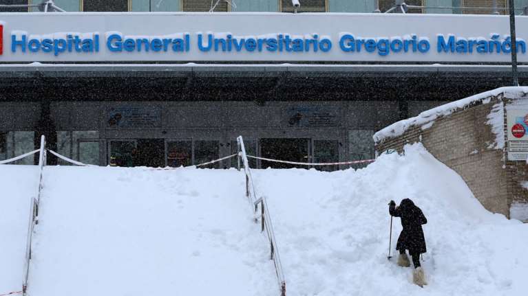 Μαδρίτη: Γιατρός έτρεξε 17 χλμ μέσα στο χιόνι για να πάει στο νοσοκομείο που νοσηλεύονται ασθενείς με κορονοϊό [βίντεο]