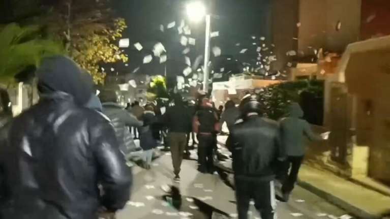 Άλιμος: Τρικάκια και συνθήματα από τον Ρουβίκωνα στο σπίτι του ιδιοκτήτη εταιρείας διοργάνωσης συναυλιών