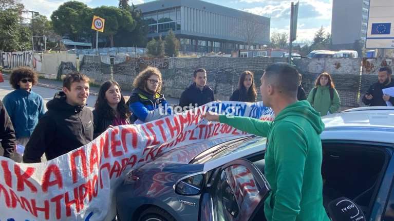 Ένταση στο ΑΠΘ: Καβγάς ταξιτζή με φοιτητές που έκλειναν τον δρόμο - Επιβάτες στο ταξί μια μητέρα και ένα βρέφος [βίντεο]