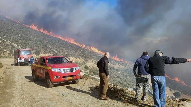 Μεγάλη φωτιά στην Άνδρο: Επιτόπου επίγειες δυνάμεις και εναέρια μέσα [εικόνες, βίντεο]