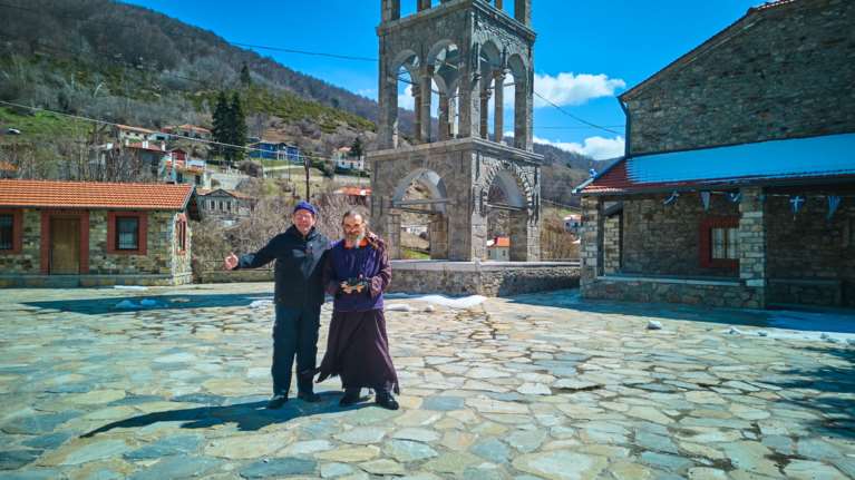 Viral ο &quot;παπα-Drone&quot;: Ο ιερέας από την Κοζάνη με κανάλι στο YouTube, drone και έξι κάμερες διαφημίζει τον τόπο του