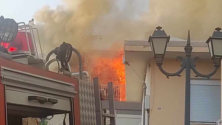 Κοζάνη: Λαμπάδιασε διώροφο σπίτι από κλιματιστικό στα Ηπειρώτικα - Καπνοί κάλυψαν την πόλη [Βίντεο]