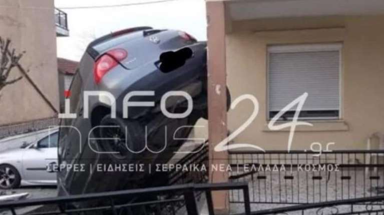 Σέρρες: Απίστευτο τροχαίο - Αυτοκίνητο κρεμάστηκε σε φράχτη  [εικόνα]