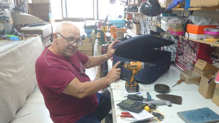 Θεσσαλονίκη: Ο 63χρονος &quot;γιατρός&quot; βαλιτσών που σώζει τα ταξίδια τουριστών και κατοίκων της πόλης [εικόνες]