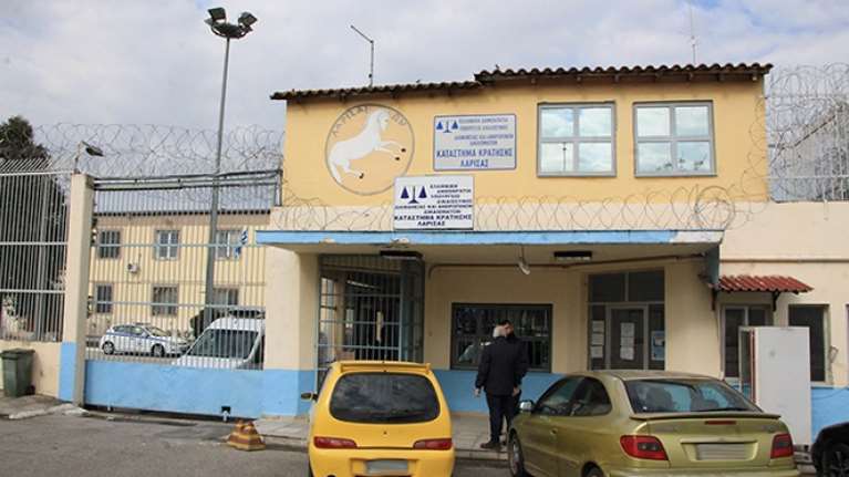 Φυλακές Λάρισας: Κρατούμενος παρίστανε τον ασθενή - Πέταξε τις πατερίτσες και έτρεξε να αποδράσει