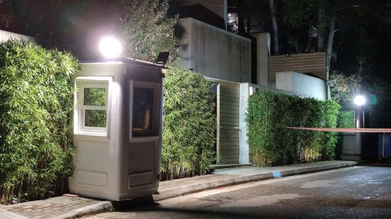 Πυροβολισμούς με καλάσνικοφ έξω από το σπίτι του κατήγγειλε ο Μένιος Φουρθιώτης [Βίντεο-Εικόνες]