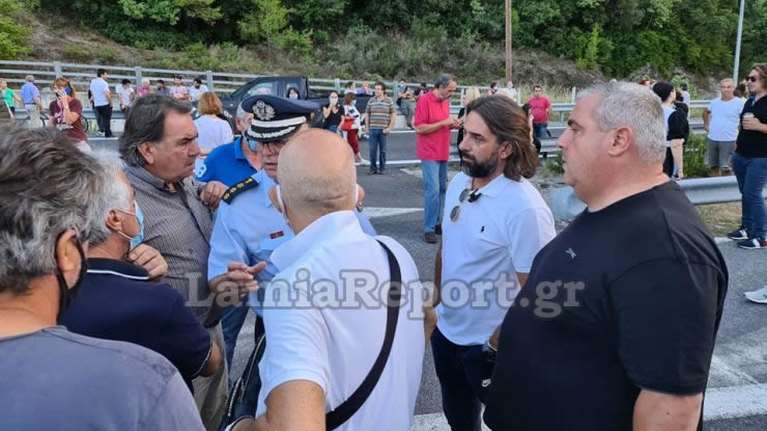 Καμένα Βούρλα: Επεισόδια από τους ανήλικους μετανάστες - Πετούσαν αντικείμενα από το ξενοδοχείο φιλοξενίας [βίντεο]