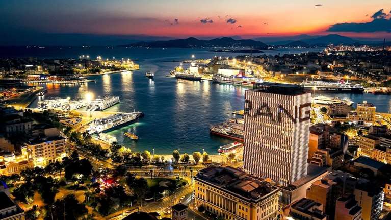 H Range Rover στον Πύργο Πειραιά: Ένα από τα κορυφαία luxury brands παγκοσμίως &quot;δημιουργεί&quot; τον απόλυτο αστικό ψηφιακό καμβά