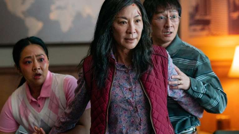 &quot;Τα Πάντα Όλα&quot;: Η σουρεάλ ταινία που θριάμβευσε στα κινηματογραφικά βραβεία της Νέας Υόρκης