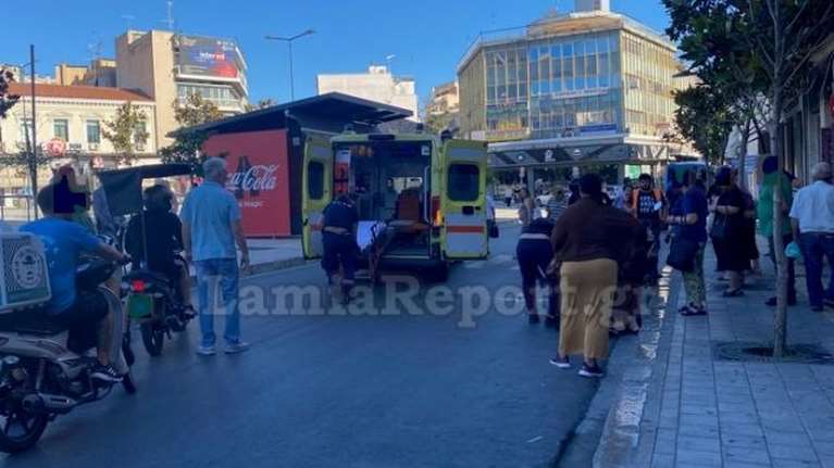 Πανικός στη Λαμία: Ηλικιωμένος οδηγός παρέσυρε γυναίκα και την εγκατέλειψε - Χτύπησε και μηχανάκι [εικόνες, βίντεο]