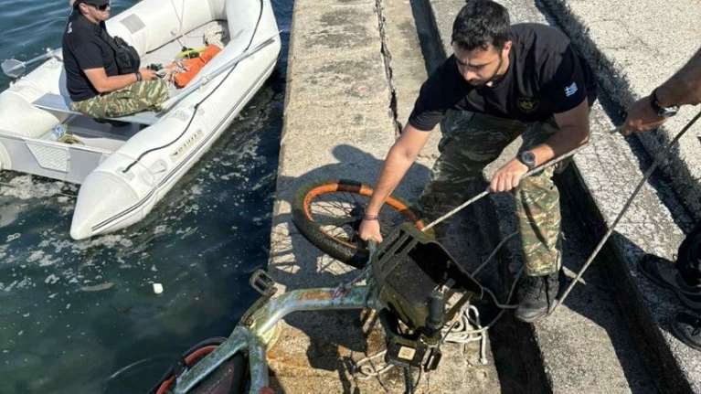 Θεσσαλονίκη: Δύτες &quot;ψάρεψαν&quot; πατίνια, λάστιχα, ποδήλατα και μηχανές από τον Θερμαϊκό [εικόνες]