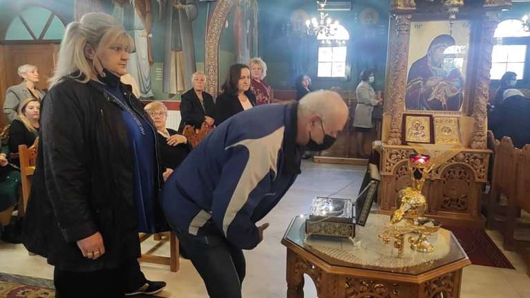 Κοζάνη: Κοσμοσυρροή για να προσκυνήσουν την παντόφλα του Αγίου Σπυρίδωνα - "Πάρτι" στο Twitter