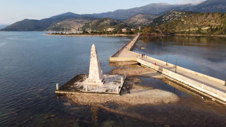 Ξαφνικά &quot;άδειασε&quot; η θάλασσα από τον Θερμαϊκό μέχρι το Ιόνιο: Το σπάνιο φαινόμενο της άμπωτης [εικόνες - βίντεο]