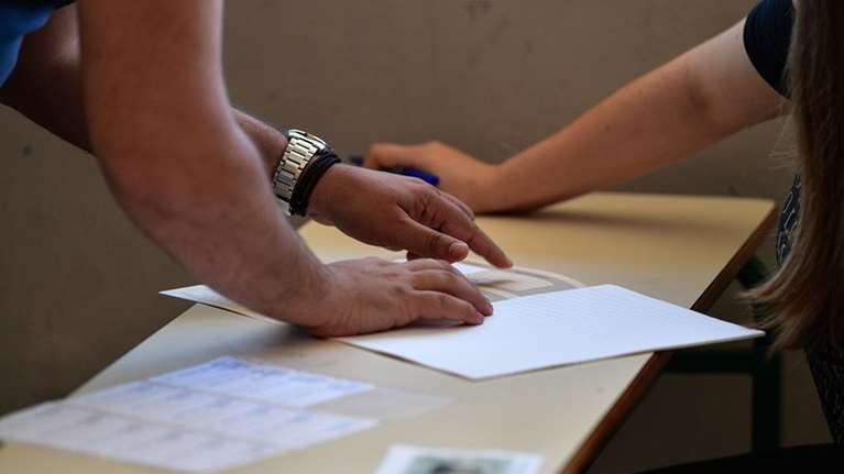 Πανελλήνιες 2021 - Οι τελευταίες οδηγίες του υπουργείου προς βαθμολογητές: Τι τους ζητά να προσέξουν στα γραπτά των υποψηφίων