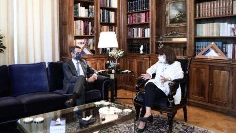 Συνάντηση της ΠτΔ Κατερίνας Σακελλαροπούλου με τον πρωθυπουργό στο Προεδρικό Μέγαρο