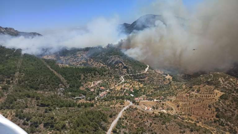 Μάχη με τις φλόγες στην Τουρκία: Χιλιάδες άνθρωποι εγκατέλειψαν τα σπίτια τους στη Ντάτσα