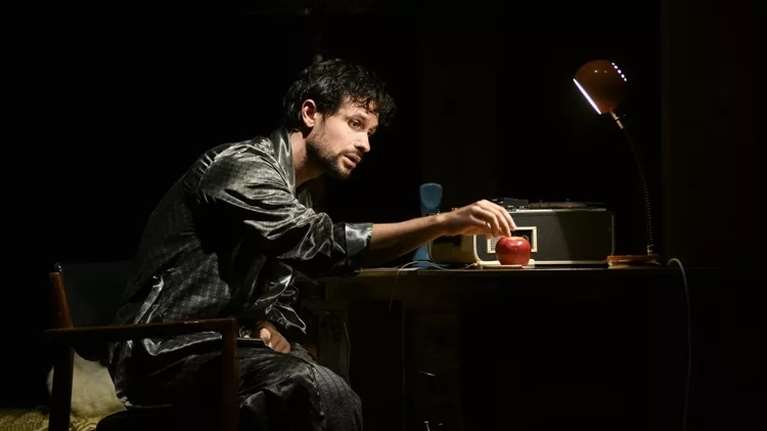 Οι θεατρικές πρεμιέρες αυτής της εβδομάδας - Επιστροφές και νέα έργα, όλες οι παραστάσεις που ξεχωρίσαμε