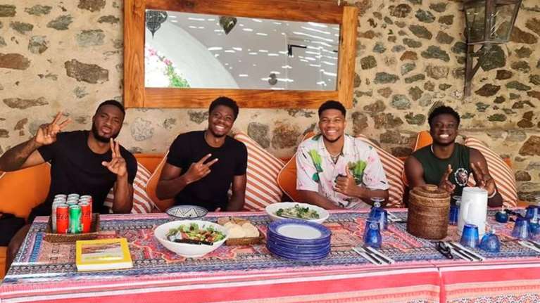 Αντετοκούνμπρος στη Μύκονο: Γιάννης, Θανάσης, Κώστας και Αλέξης περνούν μαζί τις διακοπές τους [εικόνες]