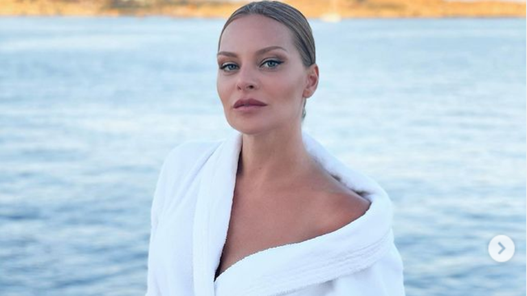 Υβόννη Μπόσνιακ: Η αποκαλυπτική φωτογραφία της με ένα λευκό σεντόνι χωρίς μακιγιάζ