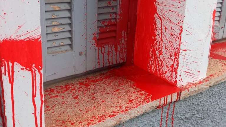 Χανιά: Πέταξαν μπογιές στο πολιτικό γραφείο της Σέβης Βολουδάκη