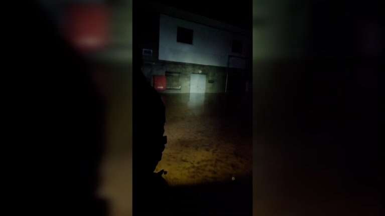 Κακοκαιρία Daniel: Συγκλονιστικό βίντεο - Άνδρες της ΕΜΑΚ ψάχνουν εγκλωβισμένους στο σκοτάδι μέσα σε βάρκα