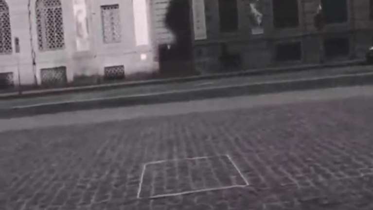 Ιταλία: Εκκεντρικός καλλιτέχνης πούλησε αόρατο άγαλμα για 15.000 ευρώ [βιντεο]