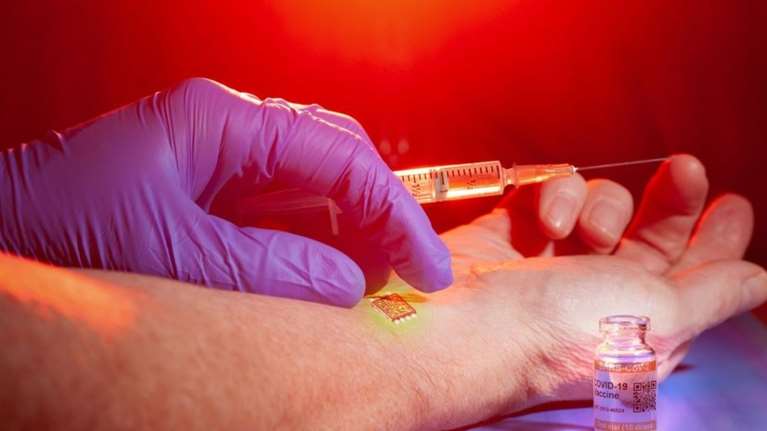 Ιδιοκτήτης ξεκλειδώνει το Tesla του με εμφυτευμένο τσιπ