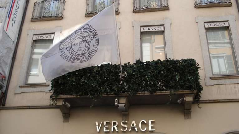 Η Prada ολοκλήρωσε την εξαγορά της Versace έναντι 1,3 δισ. ευρώ μετά από σκληρές διαπραγματεύσεις