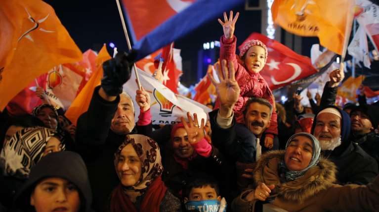 Τουρκία: Δημοσκοπική βουτιά για το κυβερνών κόμμα ΑΚΡ – Έρχεται δεύτερο με διαφορά