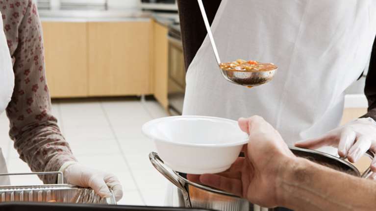 Παρέμβαση Ιερώνυμου για τον ιερέα που αρνείται συσσίτιο σε τρανς - Διέταξε έρευνα