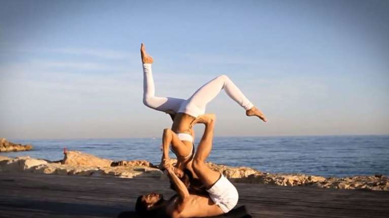 Ρόδος: Δάσκαλος yoga κατηγορείται με τη σύντροφό του για κατάχρηση σε ασέλγεια 19χρονης Ισπανίδας