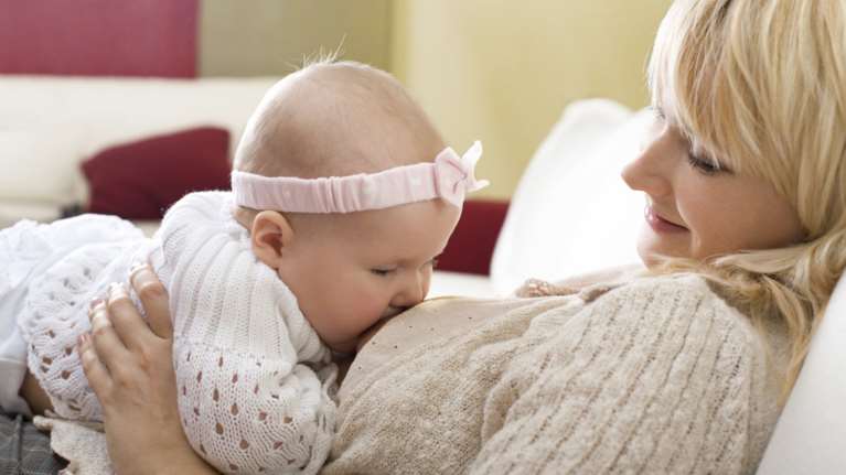 Ένα μοναδικό σύνολο αντισωμάτων δίνει κάθε μητέρα στο μωρό μέσα από το μητρικό γάλα