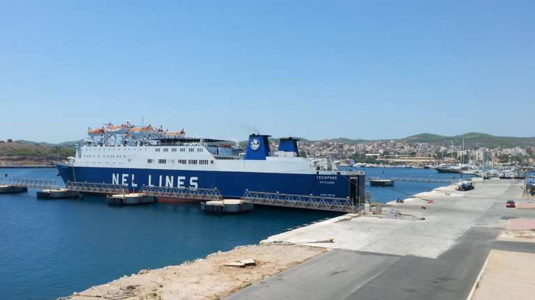 Φωτιά στην Αττική: Τα πλοία θα δένουν στο λιμάνι του Λαυρίου αντί της Ραφήνας