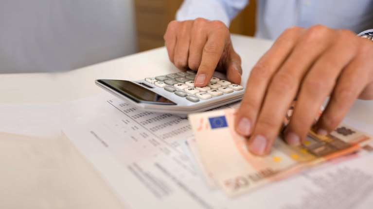 Το παράδοξο των μισθών: Γιατί ο εργοδότης πληρώνει 50.542 ευρώ τον χρόνο και ο εργαζόμενος παίρνει μόνο 2.000 στο χέρι