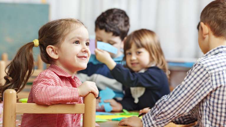 &quot;Καμπανάκι&quot; από τους παιδιάτρους: Λάθος και επικίνδυνο να αφήνουν οι γονείς τα παιδιά με πυρετό δύο-τρεις μέρες