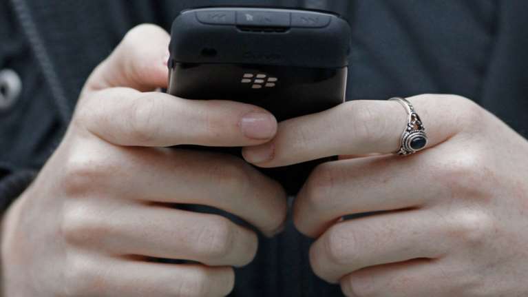 Υποκλοπές: Πώς μπορεί να παγιδευτεί το κινητό μας - Τα περίεργα μηνύματα και οι κλήσεις από το εξωτερικό [Βίντεο]