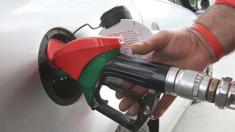 Ελεγχοι σε διυλιστήρια και πρατήρια καυσίμων από το υπουργείο Ανάπτυξης: Στο μικροσκόπιο τα στοιχεία