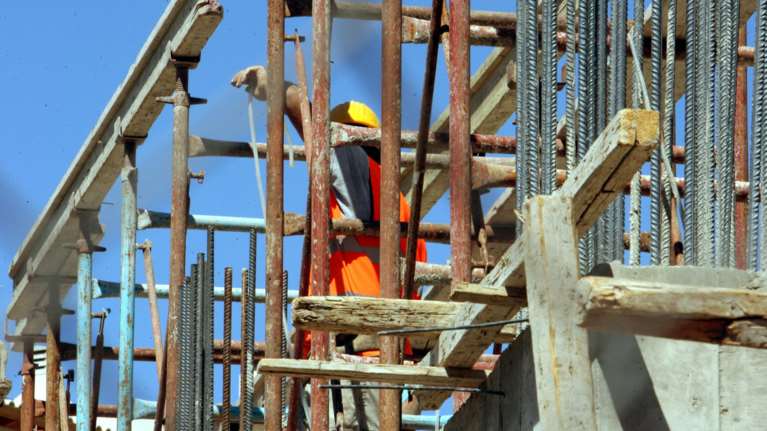 Νεκρός 65χρονος οικοδόμος στο Ίλιον: Δούλευε εν μέσω καύσωνα, καταγγέλλει το Συνδικάτο ΟΤΑ Αττικής