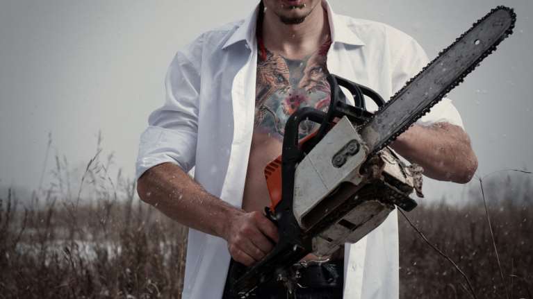 Σοκ στο Βόλο: Απείλησε να σφάξει εργαζόμενη του δήμου με... αλυσοπρίονο